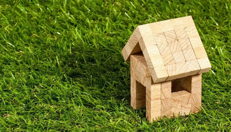 Maison en bois miniature sur du gazon
