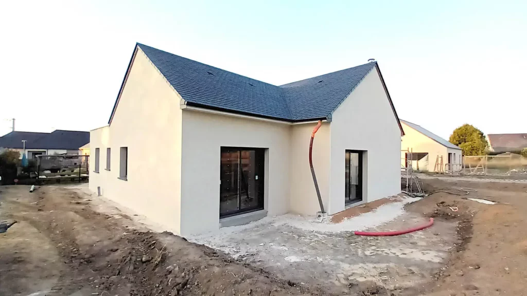 Angle d'une maison neuve avec un enduit de teinte jaune Touraine de chez PRB