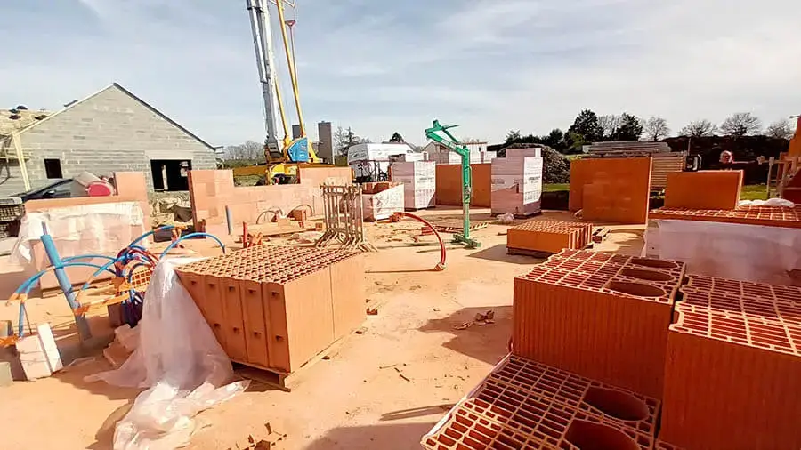 Palettes de briques sur un chantier de maison neuve