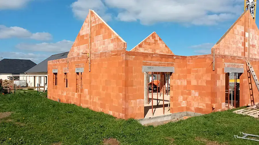 Rampanage des pinions d'une maison en briques