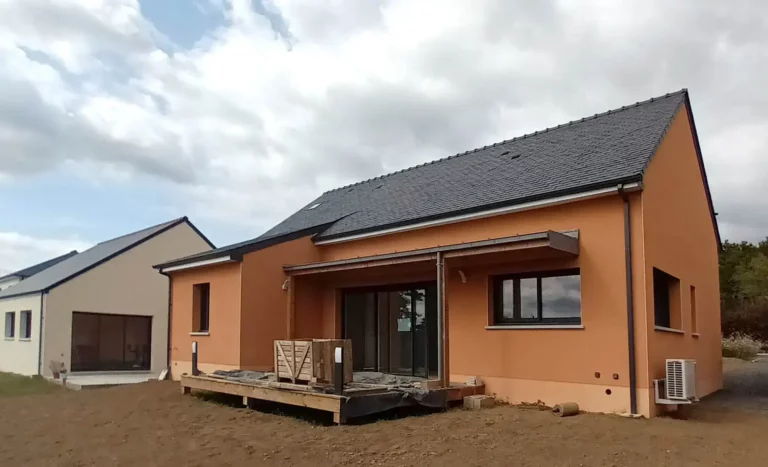 Maison de plain pied avec de l'enduit ocre vue du jardin