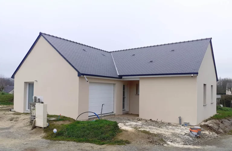 Maison individuelle neuve avec une toiture en ardoises fibro vue de l'entrée